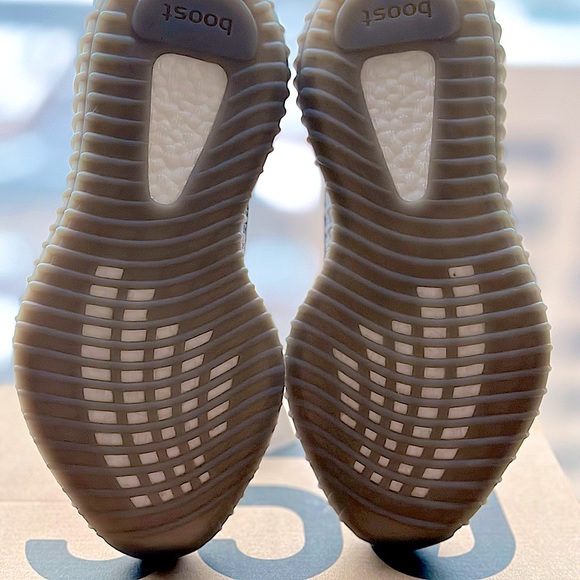 NWT - YEEZY Boost 350 V2 - ‘Beluga Reflective’ DEADSTOCK - Picture 3 of 5